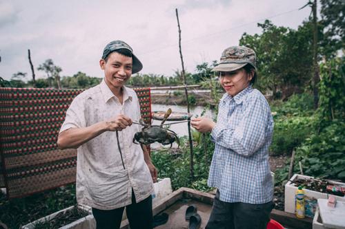 Tình yêu giản dị của chàng trai chờ bạn gái du học 2 năm về chụp ảnh cưới ‘chân lấm tay bùn’ - 2