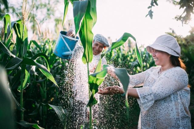 Tình yêu giản dị của chàng trai chờ bạn gái du học 2 năm về chụp ảnh cưới ‘chân lấm tay bùn’ - 8