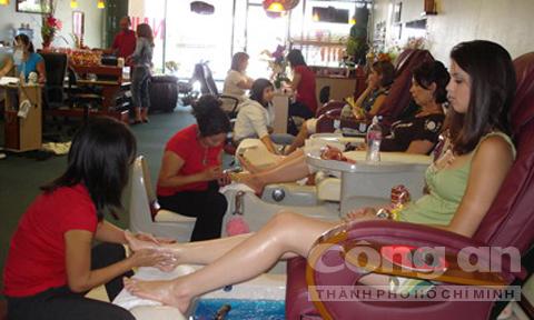 Lời kể của các thợ nail trên đất Mỹ khi về thăm quê hương - 1