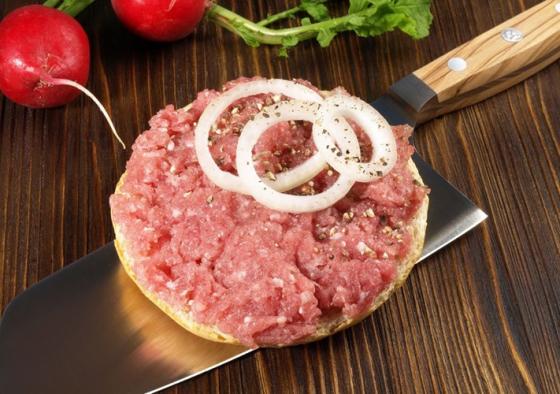 Kinh dị món hamburger thịt sống của Đức không phải ai cũng dám ăn