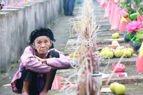 Người mẹ liệt sĩ 93 tuổi lần đầu viếng mộ con hi sinh ở mặt trận Vị Xuyên