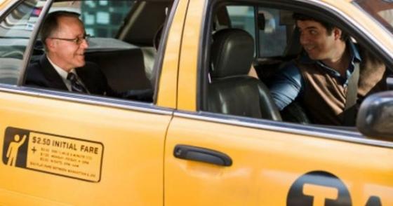 Mạnh dạn hỏi hành khách đi xe 1 câu, tài xế taxi đã thay đổi cả cuộc đời con trai mình