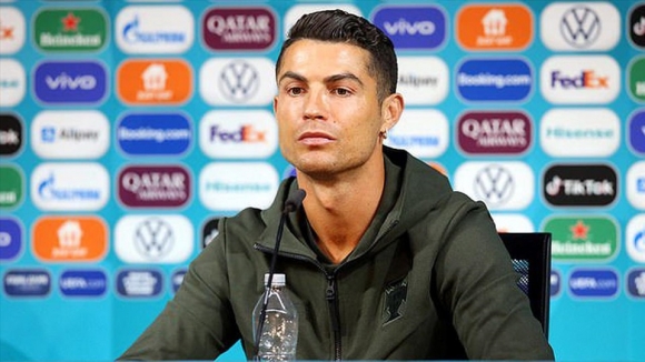 Ronaldo từ chối uống Coca Cola, giá trị vốn hóa công ty lập tức bốc hơi 4 tỷ USD