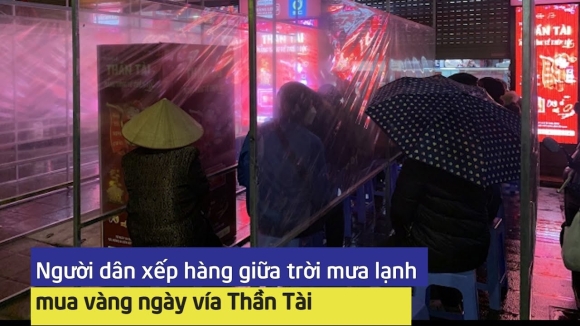 Video: Người dân xếp hàng giữa trời mưa lạnh mua vàng ngày vía Thần Tài