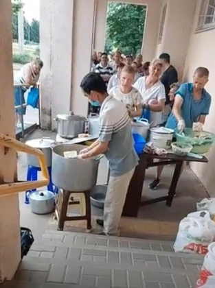 4 Chuyen Cam Dong Ve Vo Chong Nguoi Viet Hang Ngay Nau Com Tu Thien Trong Vung Chien Su Ukraine