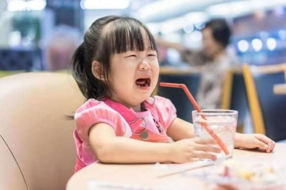 Điều bố mẹ cần làm khi trẻ không nghe lời