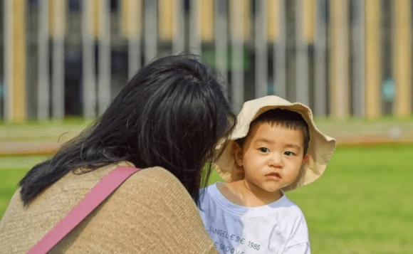 Vì sao đứa trẻ được nuôi dạy bởi người mẹ "khéo ăn, khéo nói" thường nhút nhát, lầm lì? – Đây là 2 lý do cực kỳ thuyết phục!