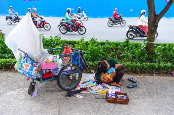 Bạn đọc tranh luận: Nên hay không nên cho tiền trẻ ăn xin?