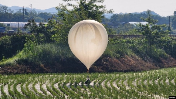 Triều Tiên thả khí cầu mang theo phân sang miền Nam làm 'quà tặng'