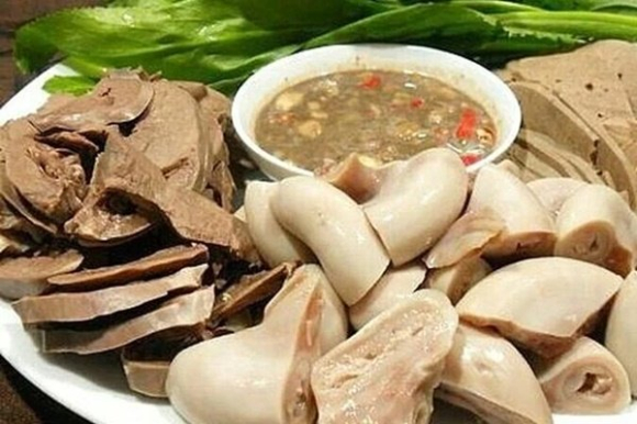 Nhập viện cấp cứu sau vài ngày ăn lòng lợn