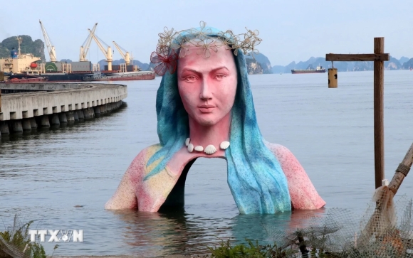 Dừng thu phí tham quan, di dời bức tượng lạ khỏi vùng nước của vịnh Hạ Long