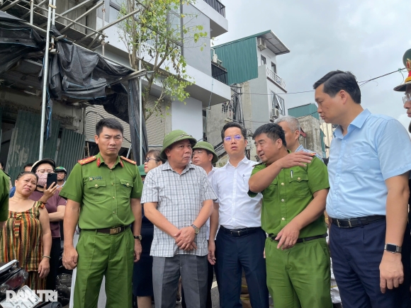 Người Hà Nội bơi thuyền chở đồ đạc giữa phố... "chạy lũ"