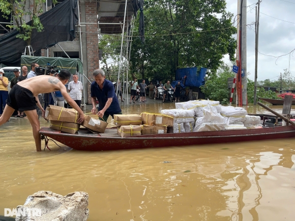 2 Nguoi Ha Noi Boi Thuyen Cho Do Dac Giua Pho Chay Lu