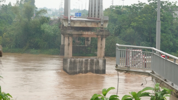 3 Nguoi Vo Tre Khoc Nuc No Ngong Tin Chong Sau Vu Sap Cau Phong Chau Chong Chau O Duoi Day Roi Chau Biet Lam Sao