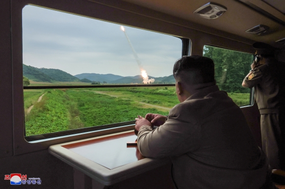 Ông Kim Jong-un giám sát thử nghiệm pháo phản lực siêu lớn 'tự động hóa'