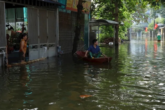 Hơn 500 người vùng ngập lụt ở Hà Nội cùng mắc một loại bệnh