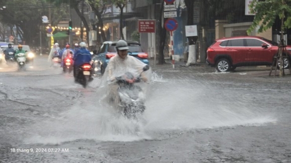 2 Da Nang Duong Ngap Sau Mua Lon Phu Huynh Bi Bom Dua Con Den Truong