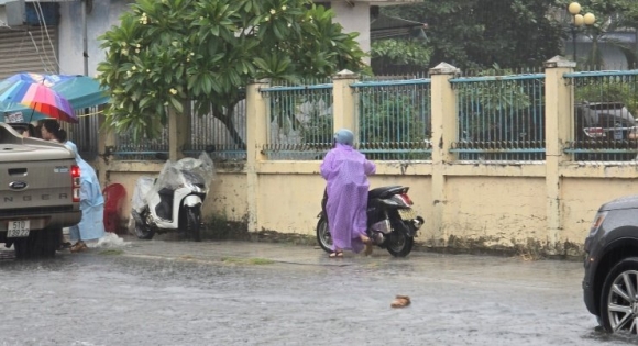 5 Da Nang Duong Ngap Sau Mua Lon Phu Huynh Bi Bom Dua Con Den Truong