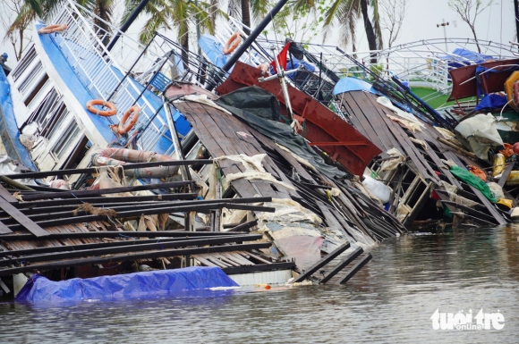 2 Can Canh Loat Tau Dam O Vinh Ha Long 2 Tuan Sau Bao Yagi Van Chua Duoc Truc Vot