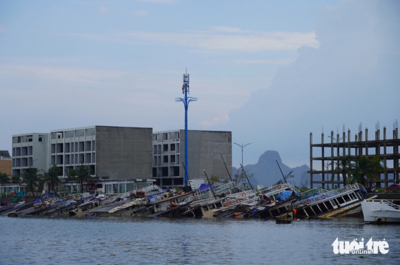 6 Can Canh Loat Tau Dam O Vinh Ha Long 2 Tuan Sau Bao Yagi Van Chua Duoc Truc Vot