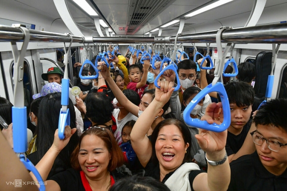 Metro chạy xuyên đêm chở khách đón Tết Dương lịch