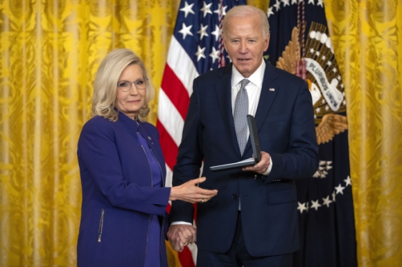 Tổng thống Biden trao huân chương cho cựu nghị sĩ Cộng hòa chống ông Trump