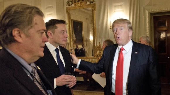 Mâu thuẫn nội bộ: Steve Bannon quyết ngăn Elon Musk tiếp cận Donald Trump