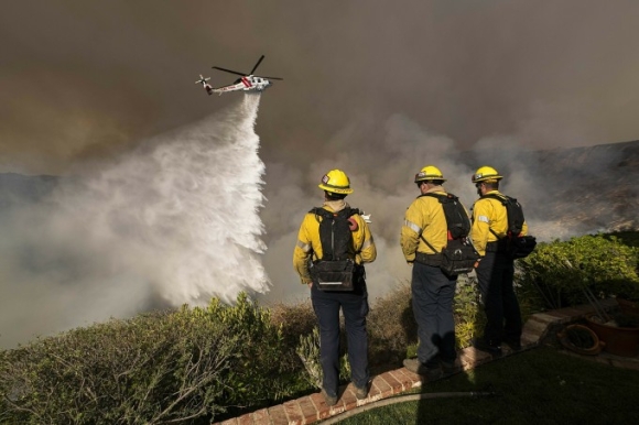 Lý do cứu hỏa Mỹ ngần ngại dùng nước biển dập cháy rừng Los Angeles