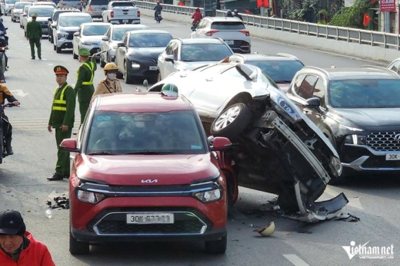 Hà Nội: Đạp nhầm chân ga, tài xế ô tô lao lên xe máy gây ra vụ tai nạn liên hoàn