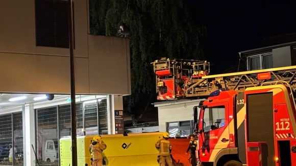 Thanh niên Việt trốn lên mái siêu thị sau khi trộm đồ, cảnh sát Berlin mất hai giờ đàm phán