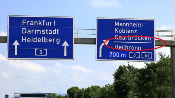 Biển báo giao thông ở Đức: Hiểu rõ ý nghĩa vạch kẻ ngang giúp lái xe an toàn