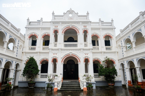 Dinh thự Vua Mèo khoác áo mới sau trùng tu, lộng lẫy giữa cao nguyên trắng