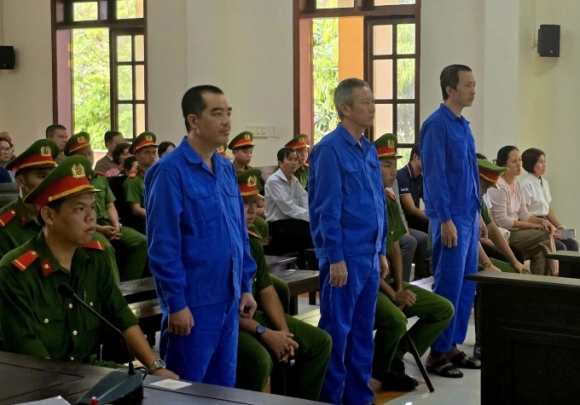 Hiệu trưởng, hiệu phó không đi dạy vẫn chấm công hơn 200 triệu đồng