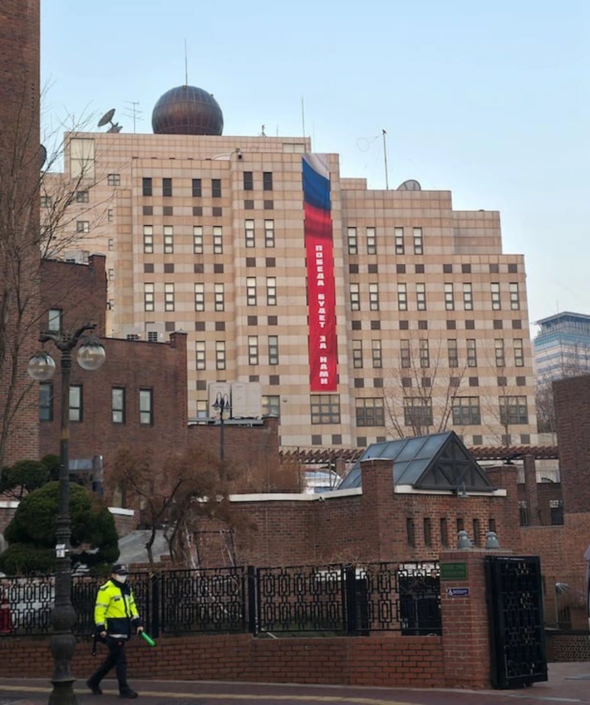 Nga treo khẩu hiệu chiến thắng ở Seoul, Hàn Quốc phản đối