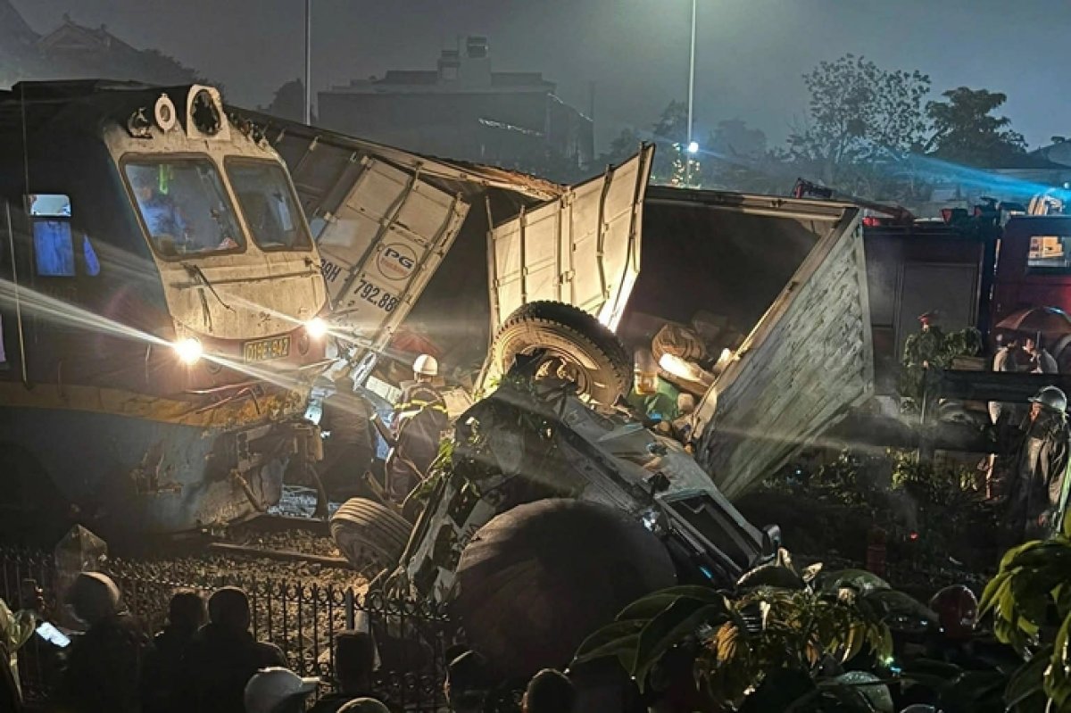 Tàu hoả tông xe tải chắn ngang đường sắt, 2 người thương vong ở Hà Nội